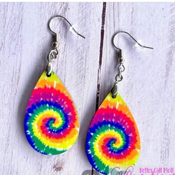 NEW TIE DYE MULTI COLOR HANGING EARRINGS - Picture 2 of 3